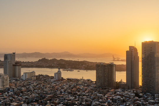 厦门城市与鼓浪屿天际线黄昏风景