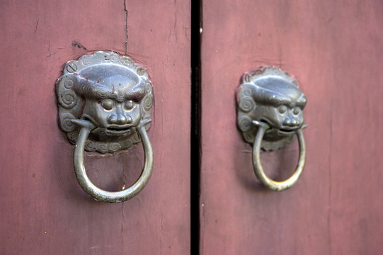 中式红色木门及兽首门环