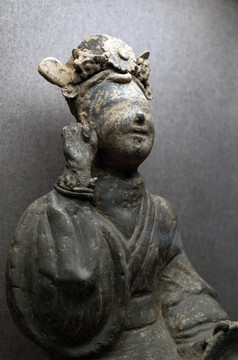 三国听乐陶女俑