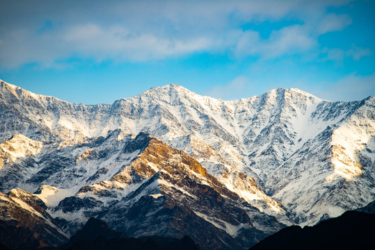 新疆219国道旁边的雪山