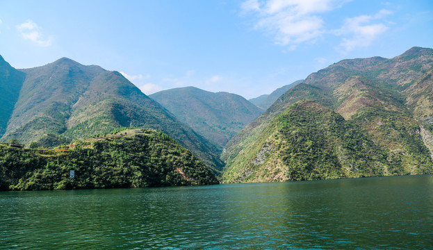 峡谷山水画