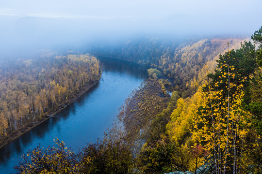 秋季森林山谷河流清晨晨雾