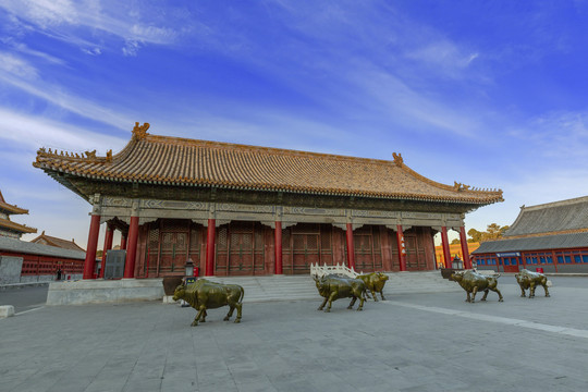 门前陈列五铜牛的北京故宫箭亭