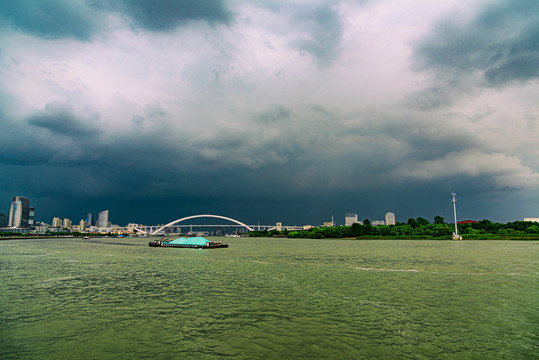 暴风雨来临前