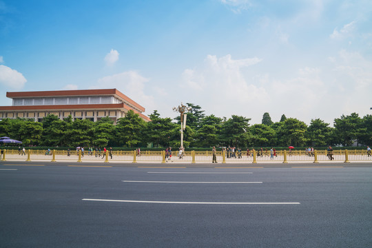 北京人民大会堂和宽阔的柏油马路