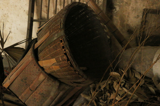 柴房的老旧竹篓