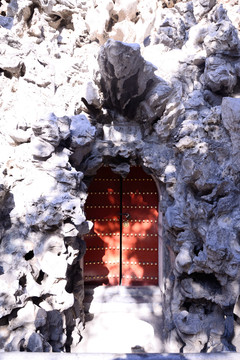 山洞红门