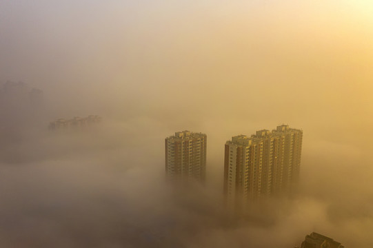 朝阳云雾中的城市