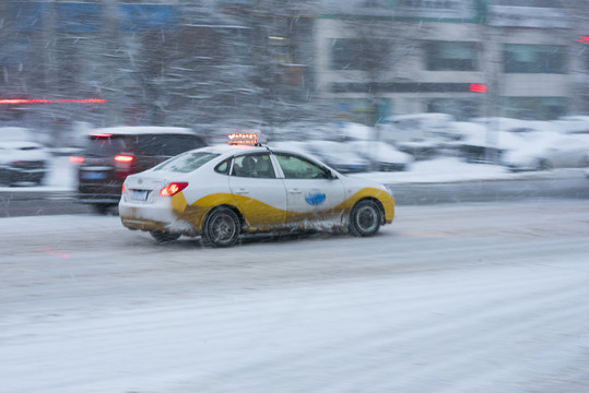 雪后行驶在街路上的出租车