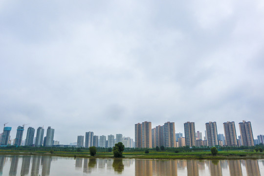 湖边城市