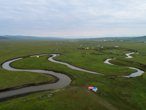 无人机航拍草原弯曲的河流