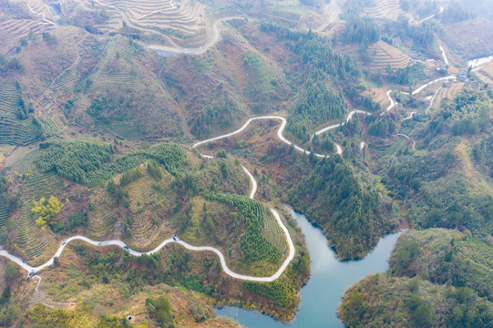 湖南湘西山间蜿蜒的山路