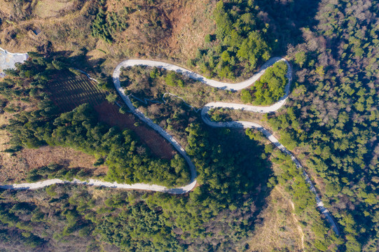 湖南湘西山间蜿蜒的山路