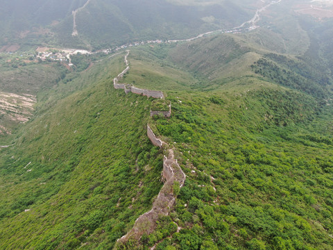 航拍河流口长城