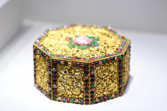 金錾花卉纹嵌宝石盒