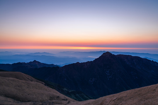 江西萍乡武功山日出时分的风景