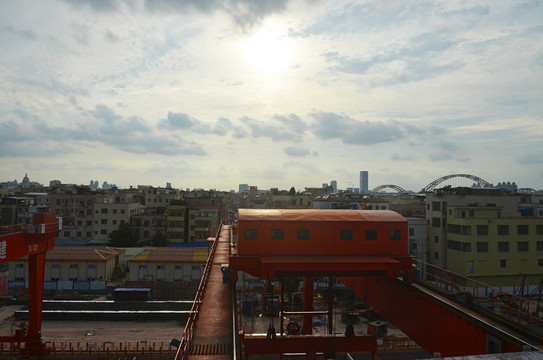 夕阳下的城市建设