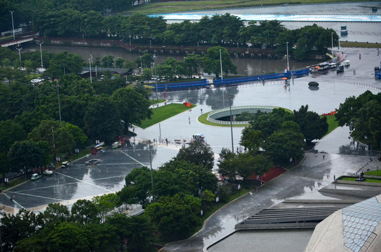 花城广场雨天