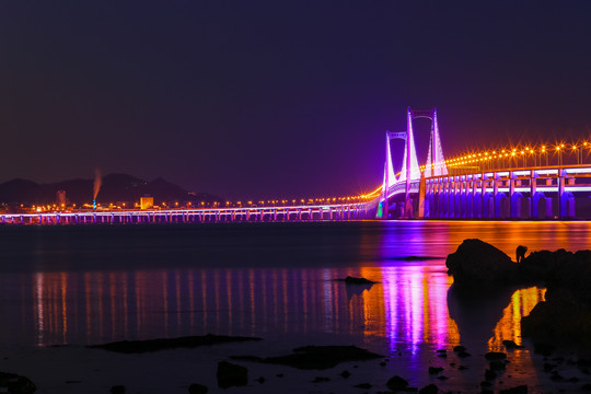 夜色下的星海湾跨海大桥
