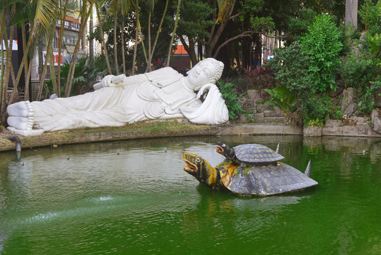 深圳下沙村园林雕塑卧佛和喷泉龟