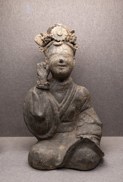 三国听乐陶女俑