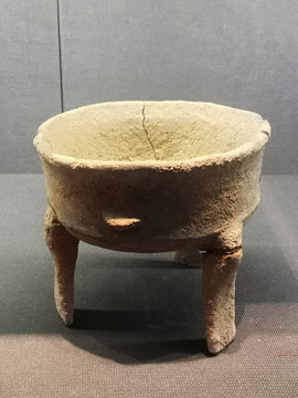 新石器时期马家浜文化红陶三足鼎