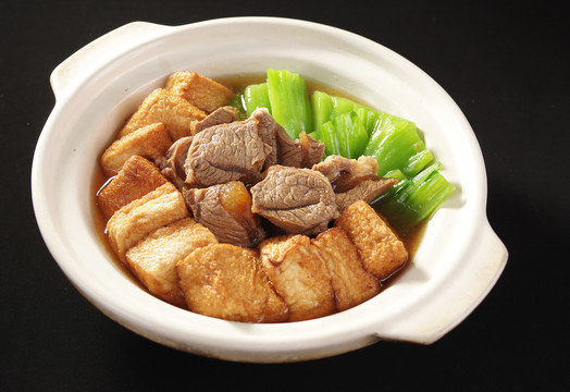 清汤牛腩煮水鬼豆腐