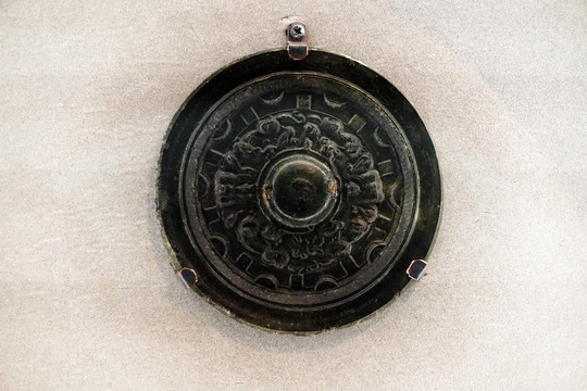 三国嘉兴元年重列神兽纹铜镜