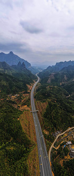 高速公路穿越山区的高速公路