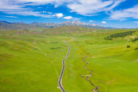 中国新疆的伊昭公路