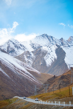 新疆独库公路上的雪山