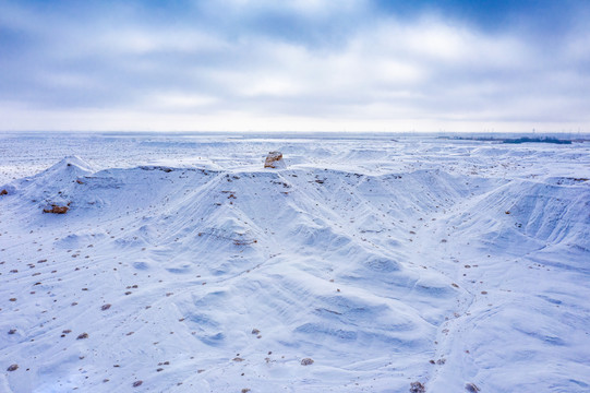 戈壁荒漠雪地烽火台