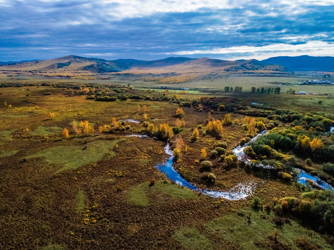 无人机航拍秋季大兴安岭河流湿地