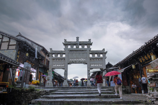 下雨的青岩古镇