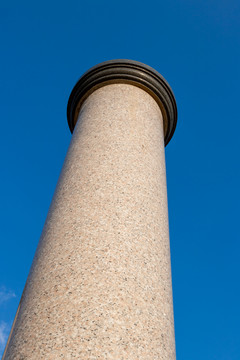 蓝天为背景的圆形石柱