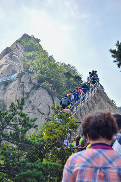 辽宁丹东凤凰山登山的游人