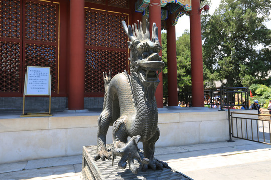 北京颐和园仁寿殿前铜龙
