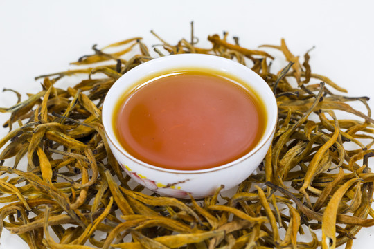 滇红大金芽茶汤