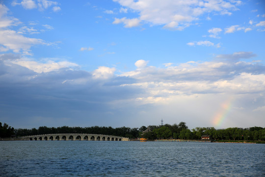 雨后的彩虹与北京颐和园十七孔桥