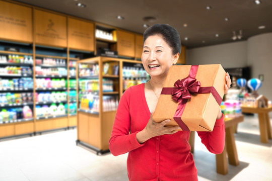 中老年女性抱着礼物盒