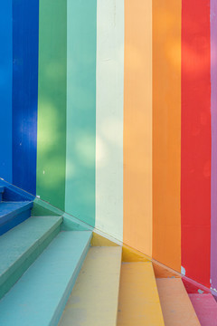 彩色楼梯和彩色背景墙