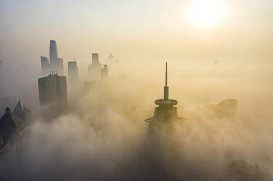 天津电信大厦平流雾