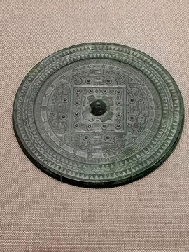 汉代青铜规矩镜