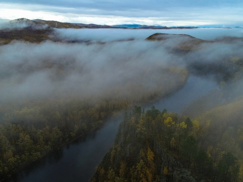 无人机航拍秋季森林河流晨雾
