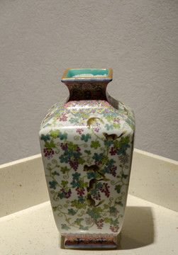 花纹瓷瓶