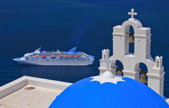 希腊蓝顶教堂与爱琴海邮轮