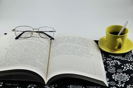书籍与咖啡和眼镜
