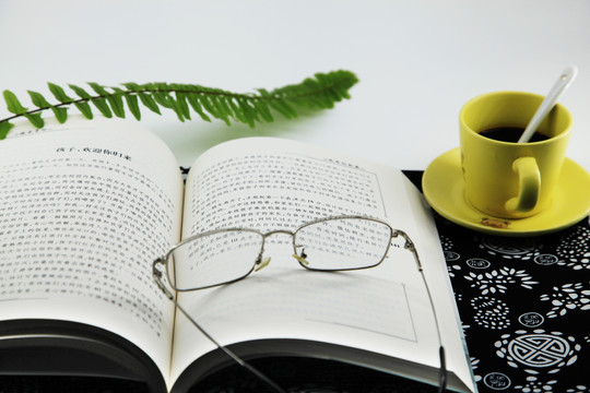 书籍与咖啡和眼镜