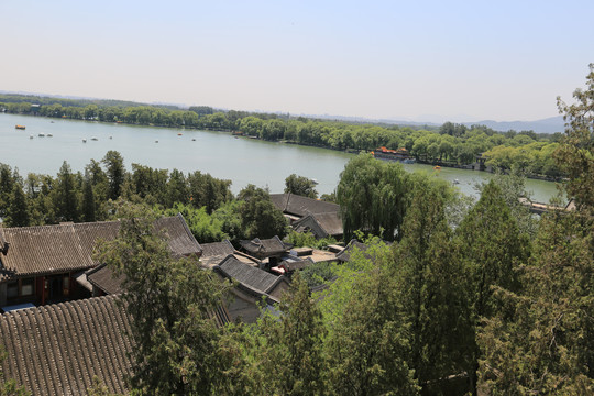 从北京颐和园画中游俯瞰建筑风光