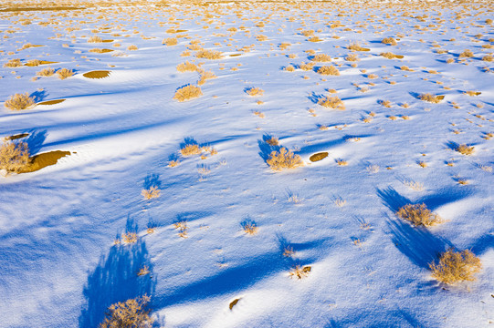 航拍戈壁雪地